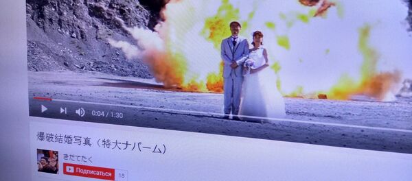 Снимок с видеохостинга Youtube пользователя きだてたく. Молодожены из Японии - Sputnik Кыргызстан