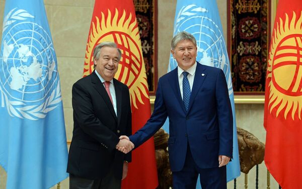 Генеральный секретарь Организации Объединенных наций Антониу Гутерриш на встрече с президентом Кыргызстана Алмазбеком Атамбаевым пообещал и дальше помогать стране - Sputnik Кыргызстан