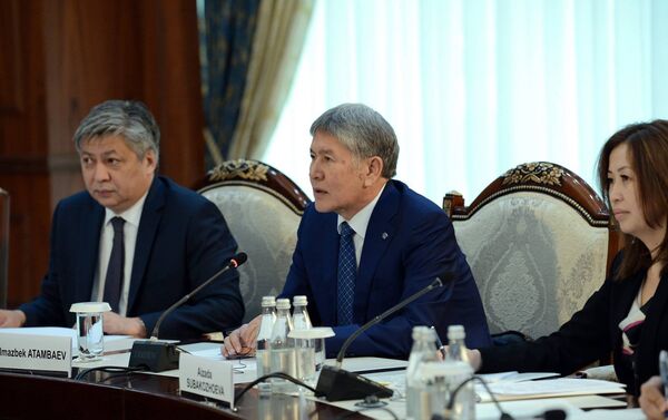 В ходе встречи Атамбаев тепло поприветствовал главу ООН. - Sputnik Кыргызстан