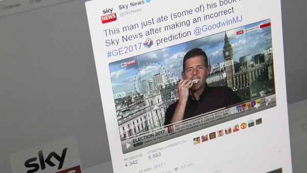 Британский политолог Мэтью Гудвин ест свою книгу в прямом эфире. Фото со страницы Twitter телеканала Sky News - Sputnik Кыргызстан
