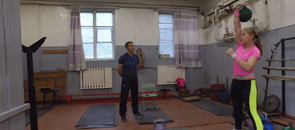 Он мүнөттө 155 жолу гиря көтөргөн Катя: жолдошум аз-маз эле сүйүп турса жетет Он мүнөттө 155 жолу гиря көтөргөн Катя: жолдошум аз-маз эле сүйүп турса жетет - Sputnik Кыргызстан