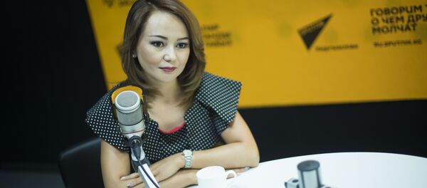 КТРКнын Ала-Тоомаалымат программасында диктор Нуржан Ташполот кызы маек учурунда - Sputnik Кыргызстан