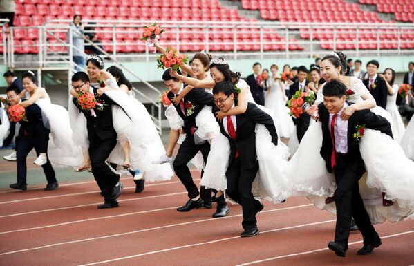Бракосочетание 64 студенческих пар в Харбинском политехническом университете. Китай - Sputnik Кыргызстан