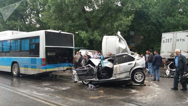 Последствия массового ДТП с участием автобуса городского маршрута в Алматы - Sputnik Кыргызстан