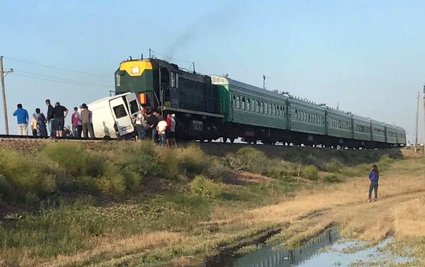 В это время по железной дороге двигался поезд, который не смог полностью затормозить, в результате микроавтобус был протаранен - Sputnik Кыргызстан