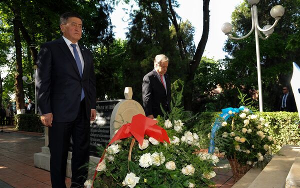 Алар 2010-жылдын июнь айындагы кайгылуу окуяларга байланыштуу арналган Энелердин көз жашы мемориалына гүл коюп, сүрөт көргөзмөнү көрүштү. - Sputnik Кыргызстан