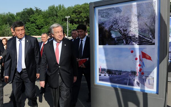 Они возложили цветы к мемориалу Слезы матерей в городе Оше и посетили фотовыставку, посвященную трагическим событиям семилетней давности - Sputnik Кыргызстан