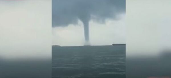 Редкое явление! Очевидцы сняли на видео водяной смерч в Китае - Sputnik Кыргызстан