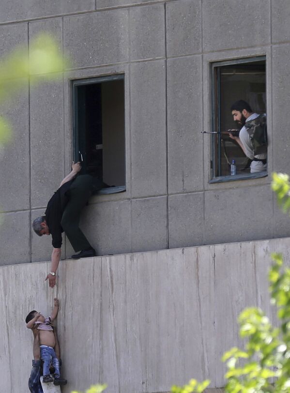 Нападение террористов на здание иранского парламента в Тегеране - Sputnik Кыргызстан