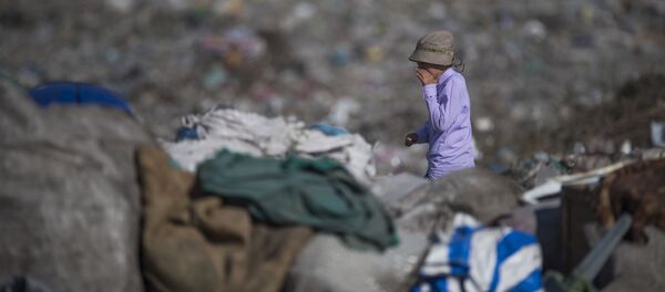 Таштанды төгүүчү жайдагы бала. Архив - Sputnik Кыргызстан