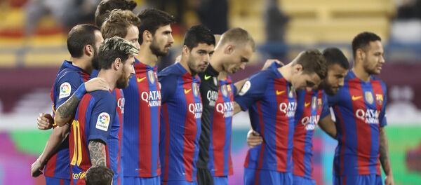 Игроки футбольного клуба Барселона перед началом дружеского матча с Аль-Ахли в Саудовской Аравии. Архивное фото - Sputnik Кыргызстан