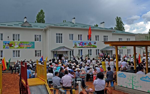 В селе Гулчо Алайского района Ошской области открыли детский сад, рассчитанный на 120 малышей - Sputnik Кыргызстан