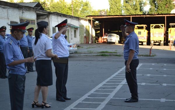 6 июня по соцсетях разлетелись две видеозаписи, запечатлевшие патрульных инспекторов, которые во время ливня регулировали движение на перекрестках столицы - Sputnik Кыргызстан