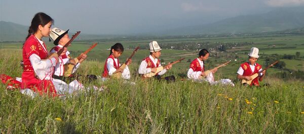 Вы только послушайте, как звучат Калинка и лезгинка на комузе! - Sputnik Кыргызстан