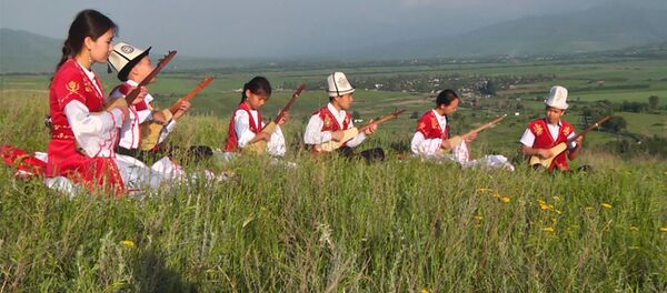 Комузга салынган Калинка менен Лезгинка, шартылдаган Маш ботой Комузга салынган Калинка менен Лезгинка, шартылдаган Маш ботой - Sputnik Кыргызстан