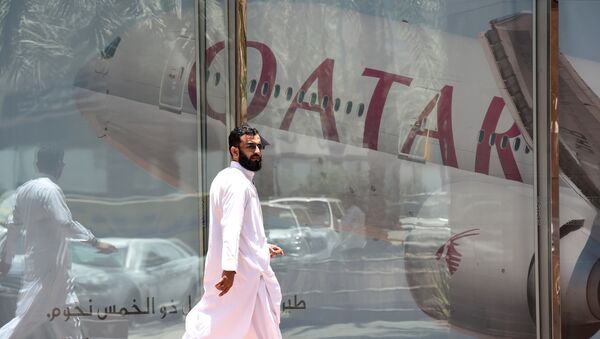 Человек проходит мимо филиала Qatar Airways в столице Саудовской Аравии - Sputnik Кыргызстан
