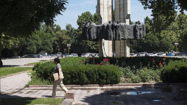 Женщина проходит мимо памятника Дружбы народов в Бишкеке. Архивное фото - Sputnik Кыргызстан