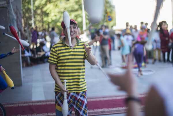 Бишкекте дүйшөмбү күнү республикалык IV театр фестивалынын ачылыш аземи болуп өттү. Иш-чара Ала-Тоо аянтындагы шаңдуу жүрүш менен башталды - Sputnik Кыргызстан