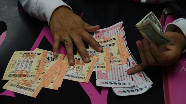 Женщина с лотерейными билетами в США. Архивное фото - Sputnik Кыргызстан