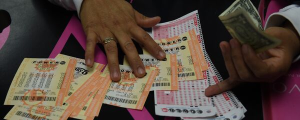 Мужчина покупает лотерею Powerball в одном из магазинов Калифорнии. Архивное фото Мужчина покупает лотерею Powerball в одном из магазинов Калифорнии. Архивное фото - Sputnik Кыргызстан