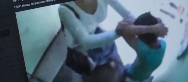 Женщина избивает мальчика в Алматы. Фото со страницы Facebook пользователя Дмитрий Ветер Васько - Sputnik Кыргызстан