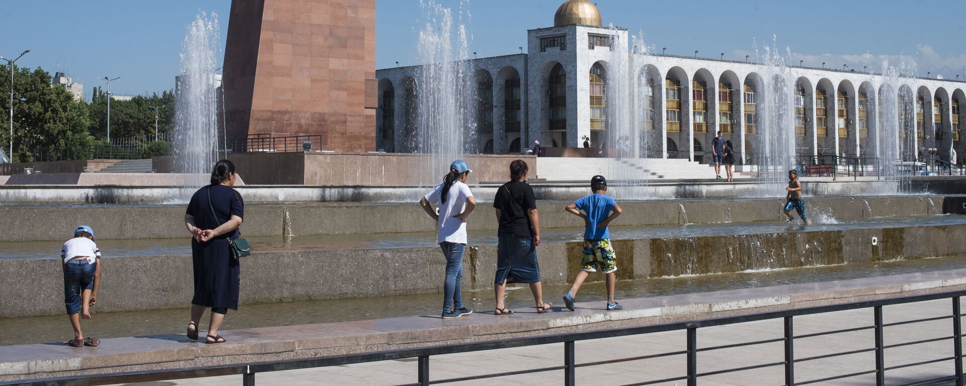 Горожане у фонтанов на площади Ала-Тоо в Бишкеке. Архивное фото - Sputnik Кыргызстан, 1920, 14.07.2022