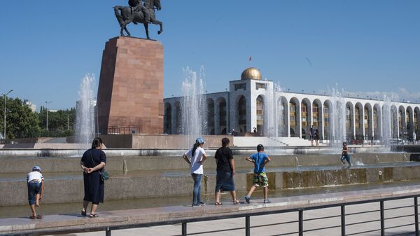 Ала-Тоо аянтында сейилдеп жүргөн адамдар. Архив - Sputnik Кыргызстан