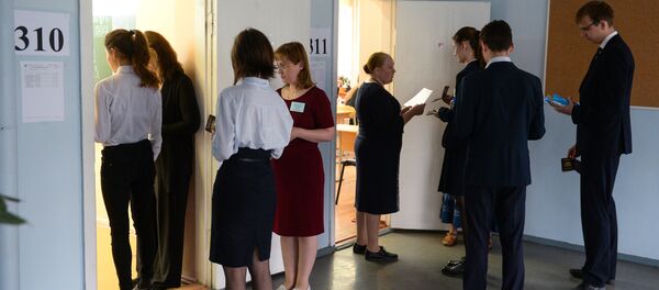 Сдача ЕГЭ по математике в школах России Сдача ЕГЭ по математике в школах России - Sputnik Кыргызстан