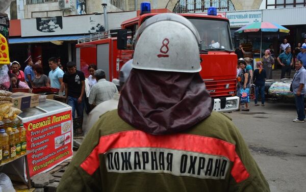 На территории Ошского рынка в Бишкеке прошли пожарно-тактические учения - Sputnik Кыргызстан