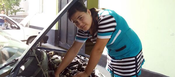 Мастер по ремонту автомашин Юлдуз Байбаева Мастер по ремонту автомашин Юлдуз Байбаева - Sputnik Кыргызстан