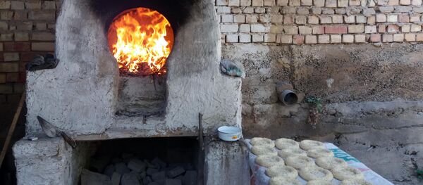 Готовка лепешки в Оше - Sputnik Кыргызстан