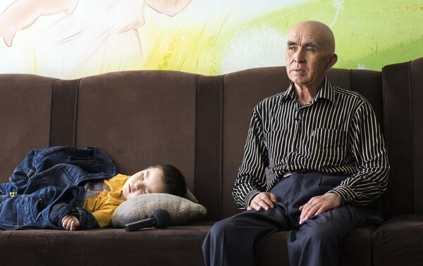 Дедушка Даниэля рассказывает, что, несмотря на сложный порок сердца, мальчик чувствует себя хорошо - Sputnik Кыргызстан