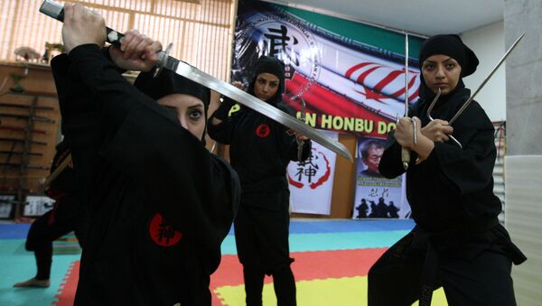Иранские женщины-ниндзя демонстрируют свои навыки в клубе боевых искусств. Архивное фото - Sputnik Кыргызстан