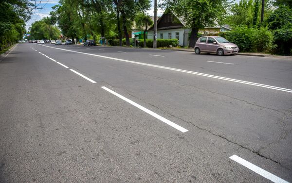 Муниципальное предприятие Бишкекасфальтсервис наносит разметку на столичных дорогах - Sputnik Кыргызстан