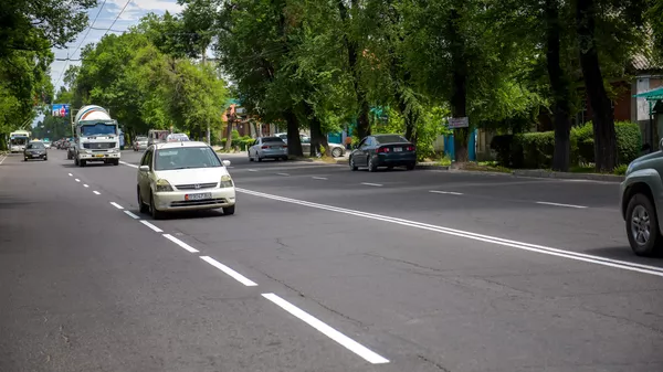 Автомобили на одной из улиц Бишкека. Иллюстративное фото - Sputnik Кыргызстан