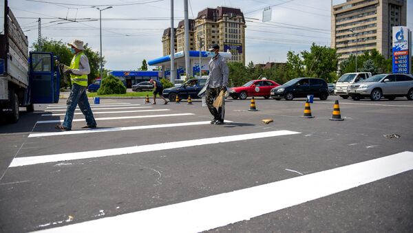 Сотрудники МП Бишкекасфальтсервис во время обновления дорожной разметки на одной из улиц Бишкека - Sputnik Кыргызстан
