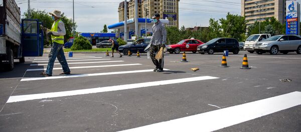 Бишкекасфальтсервис муниципалдык ишканасы шаардын көчөлөрүндөгү жол чийиндерди жаңылап жатканын мэрия билдирди - Sputnik Кыргызстан