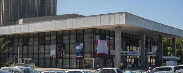 Здание Кыргызского Национального драматического театра в Бишкеке. Архивное фото Здание Кыргызского Национального драматического театра в Бишкеке. Архивное фото - Sputnik Кыргызстан