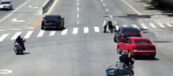 Водитель заблокировал путь машинам, чтобы пропустить бабушку - Sputnik Кыргызстан