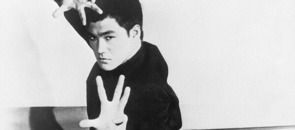 Легендарный киноактер и мастер восточных единоборств Брюса Ли - Sputnik Кыргызстан