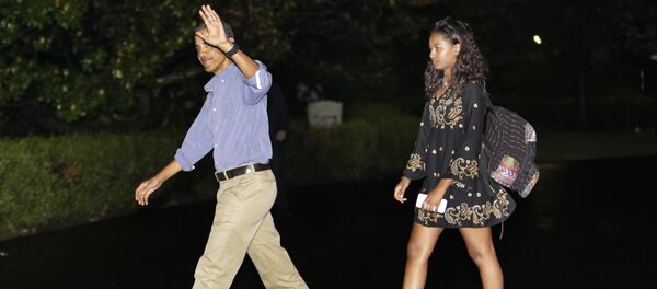 Президент США Барак Обама с дочерью Сашей - Sputnik Кыргызстан