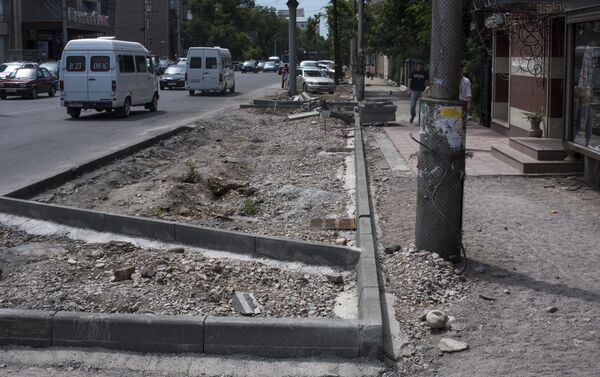 Тротуар на пересечении улиц Киевской и Исанова в Бишкеке - Sputnik Кыргызстан