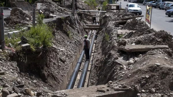 Замена трубопровода на одной из улиц Бишкека. Архивное фото - Sputnik Кыргызстан