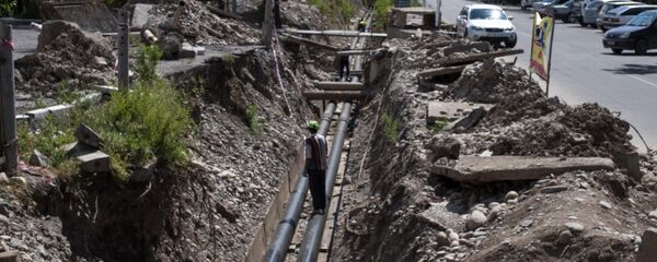 Замена водосточных труб в 7-м микрорайоне Бишкека - Sputnik Кыргызстан