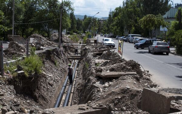 В 7-м микрорайоне сломали тротуар и часть недавно отремонтированной дороги для замены водосточных труб - Sputnik Кыргызстан