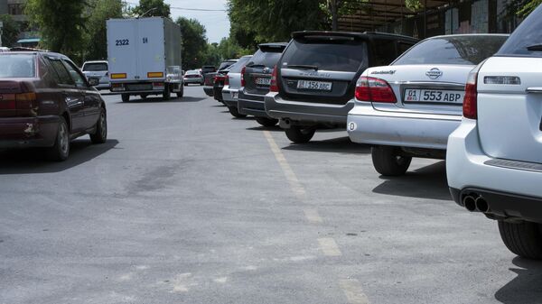 Автомобили припаркованные на одной из улиц Бишкека. Архивное фото - Sputnik Кыргызстан