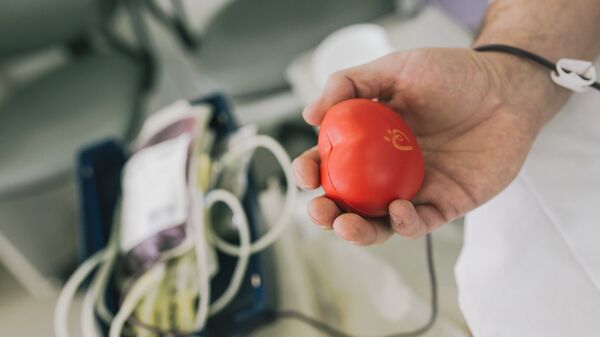 Донор во время процедуры сдачи крови. Архивное фото - Sputnik Кыргызстан