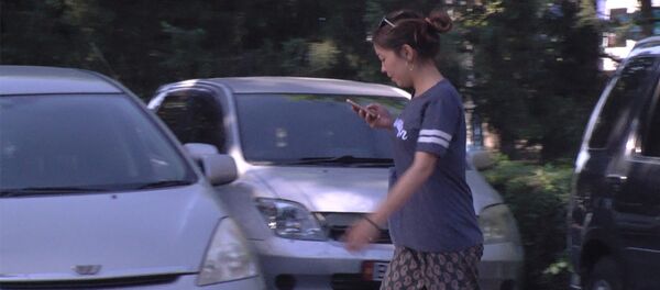 Смартфон-убийца или Как неправильно перейти дорогу Смартфон-убийца или Как неправильно перейти дорогу - Sputnik Кыргызстан