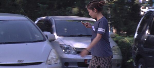 Көзүңдү кара! Телефонго тигилген адамдардын жолдон өткөн кербези Көзүңдү кара! Телефонго тигилген адамдардын жолдон өткөн кербези - Sputnik Кыргызстан