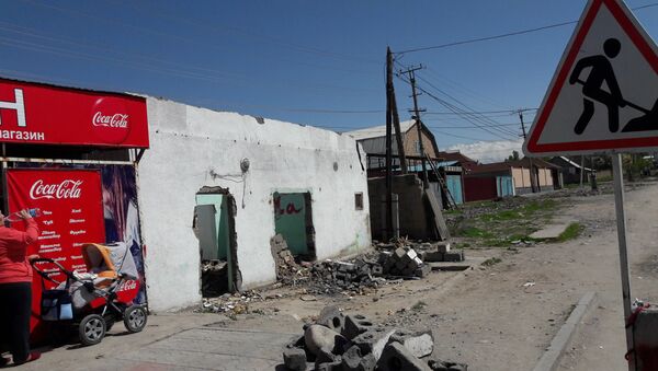 В Бишкеке снесли незаконные строения во время проведения инвентаризации земель по улицам Шералиева и Тыналиева - Sputnik Кыргызстан